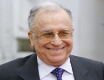 Ion Iliescu împlineşte 80 de ani. Fostul preşedinte a sărbătorit, discret, cu o zi mai devreme (VIDEO)