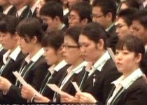 Ritualul angajării la japonezi ţine o zi întreagă. Se recită imnul firmei şi se fac jurăminte de loialitate (VIDEO)