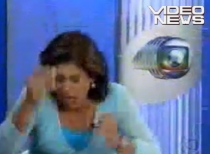 I-a căzut decorul în cap: O prezentatoare a fost lovită în direct (VIDEO)