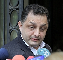 Vanghelie, după ce l-a felicitat pe Năstase: Mă adaptez, ce dracu' să fac, să mor?