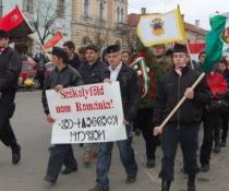 Ministrul Sănătăţii, în fruntea unui marş în care apare inscripţia "Ţinutul Secuiesc nu e România" (FOTO)