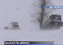 Iarna nu se dă bătută. Un microbuz cu elevi, înzăpezit câteva ore în judeţul Ialomiţa