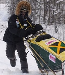 Un jamaican participă la cursa de sănii trase de câini din Alaska
