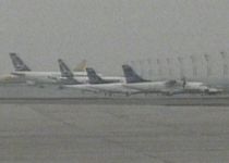 Zăpada blochează drumurile din ţară şi îngreunează traficul aerian şi feroviar