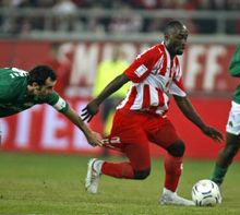Olympiacos se împiedică în autogoluri şi nu reuşeşte să se apropie de lider în Grecia
