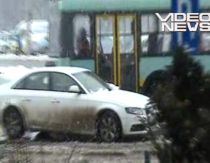 Cum să parchezi în mijlocul intersecţiei şi să scapi şi de poliţie şi de "hingherii de maşini" (VIDEO)