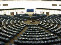 Raport: Parlamentarii europeni irosesc banii instituţiei pe excursii, televiziuni şi cursuri de limbi străine