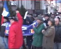 Pensionarii gălăţeni au protestat în faţa prefecturii, nemulţumiţi de pensii (VIDEO)