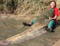 O femeie oarbă din Marea Britanie a prins un peşte de 2,5 metri şi 100 de kilograme - FOTO