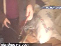 Mehedinţi. Poliţiştii au descoperit patru pistoale, fără acte de provenienţă, în casa unui bărbat de 77 de ani 