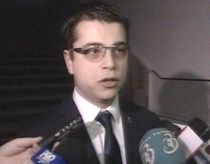 Honorius Prigoană trece cu bolidul pe linia de tramvai şi împroaşcă pietonii cu noroi (VIDEO)