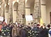 Reducerile salariale stârnesc proteste în Letonia şi Cehia