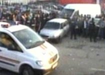 Razie cu scandal, la complexul Europa din Capitală: Comercianţii au aruncat cu scaune în autorităţi