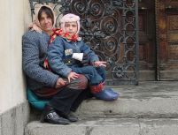 Raport Amnesty International : Autorităţile române, acuzate că îi tratează pe romi ca pe gunoaie