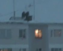 Tineri care se aruncă de pe bloc în zăpadă - cea mai nouă distracţie în Rusia - VIDEO