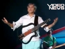 Un cântăreţ cade de pe scenă în mijlocul spectacolului (VIDEO)