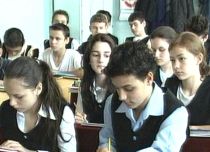 Învăţătorii şi educatorii cu studii superioare vor primi măriri de salariu de 13-14%