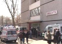 Zece persoane reţinute în cazul bărbatului bătut şi abandonat în faţa Spitalului Universitar