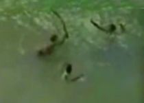 Poliţişti, filmaţi în timp ce lovesc şi îneacă un tânăr bolnav psihic (IMAGINI ŞOCANTE)