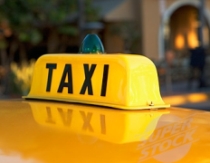 Firmele bucureştene de taximetrie vor să reducă tarifele. Primăria se opune (VIDEO)