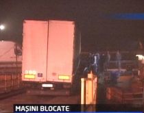 Maşini blocate la Galaţi din cauza unui tir care s-a înţepenit la urcarea în bac