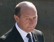 Prima lacrimă, al doilea mandat: Băsescu a plâns la mormântul lui Grigore Vieru