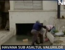 Havana, sub ape, după ce mai multe valuri de câţiva metri s-au abătut asupra oraşului cubanez(VIDEO)