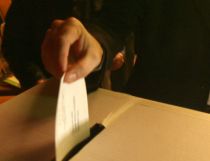 Românii din străinătate, sfătuiţi de MAE să meargă devreme la vot