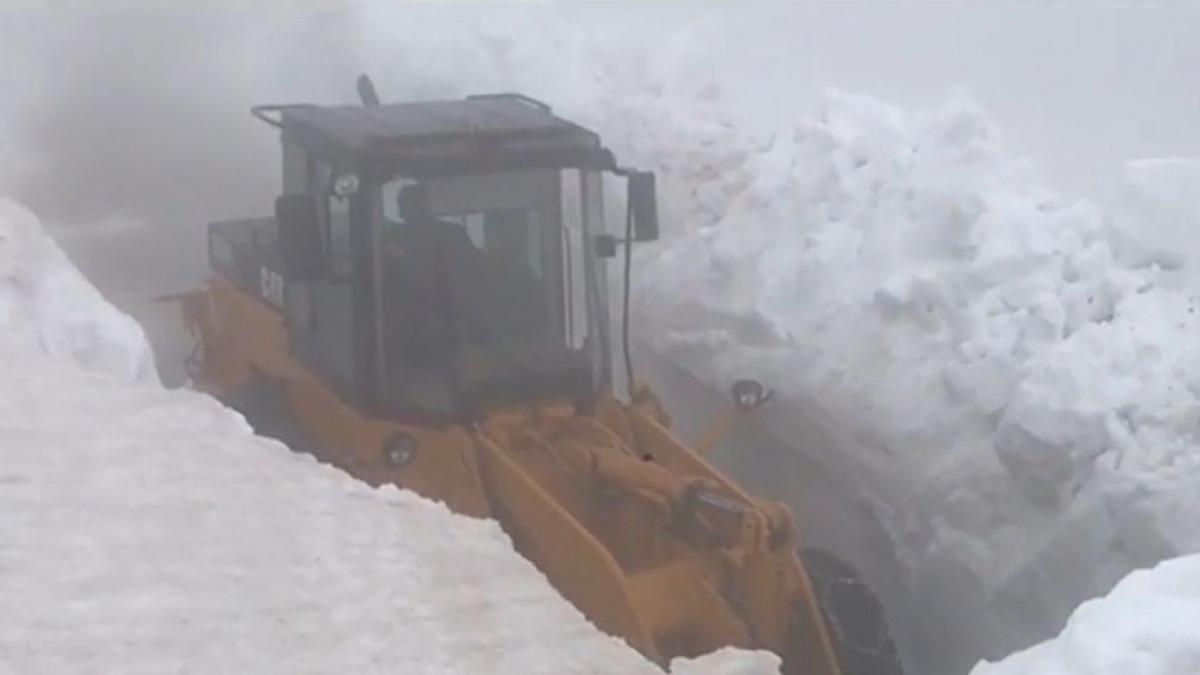 Zăpadă de 3 metri pe Transalpina Drumarii au acţionat cu dificultate