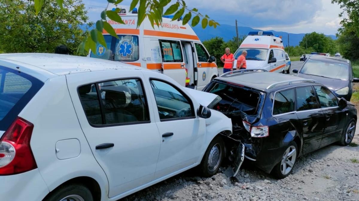 Accident mortal cu trei mașini implicate pe DN 66 în Hunedoara