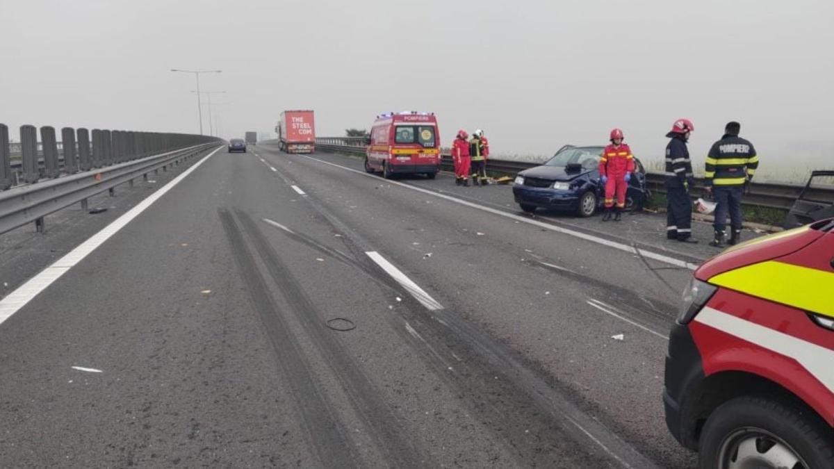 Mașină oprită pe banda unu a autostrăzii lovită în plin de un TIR