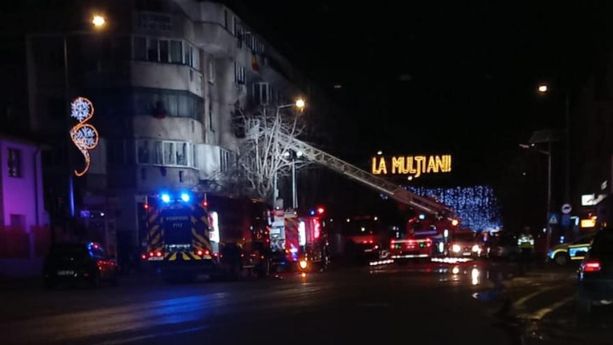 Incendiu Ntr Un Bloc Din C Mpina Un Om A Murit Zeci De Locatari