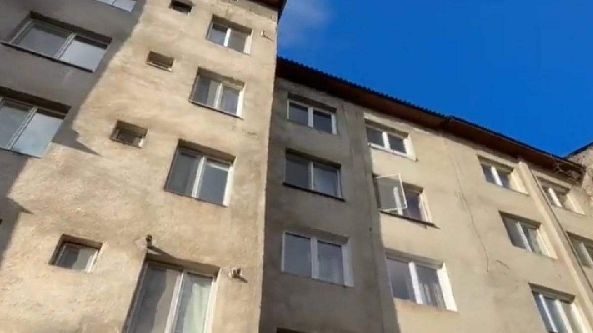 Bărbatul care și a aruncat soția de la balconul blocului din Zalău și