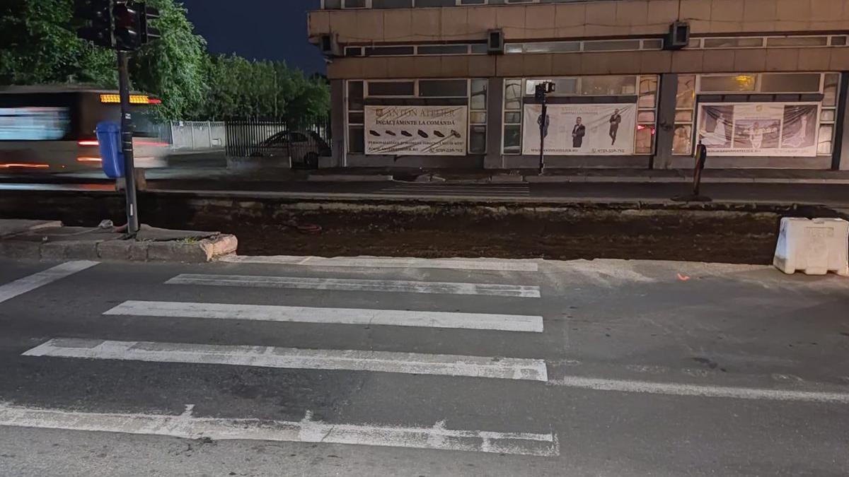 Trecerea de pietoni din Bucureşti care te duce direct în groapă Un