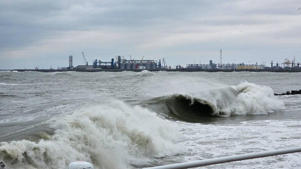 Cod portocaliu de ploi şi vijelii la Marea Neagră Rafalele ating 70 de