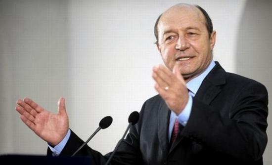 Băsescu a cumpărat, prin intermediul fiicei sale, 290 de hectare de teren. Vezi IMAGINI de la moşie. Lotul, lucrat de un EVAZIONIST 418