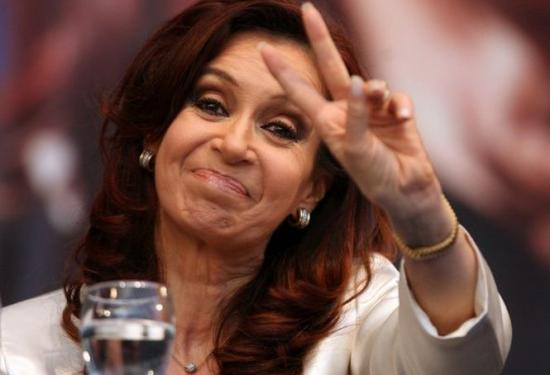 Preşedintele Argentinei, Cristina Fernandez, naşa unui bebeluş al unui cuplu de LESBIENE 418