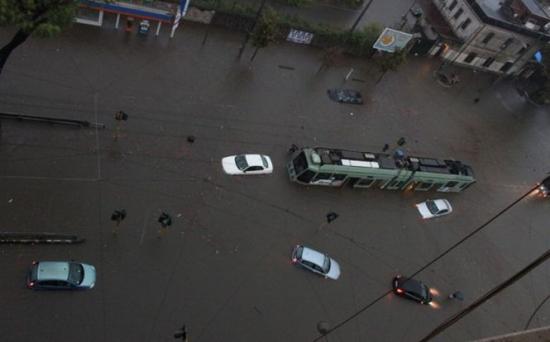 Cod roşu de ploi la Roma. Ploi abundente, furtuni şi inundaţii în întreaga Italie 418