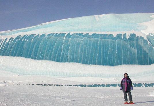 Misterele Antarcticii în imagini: Valuri uriaşe de gheaţă albastră 534