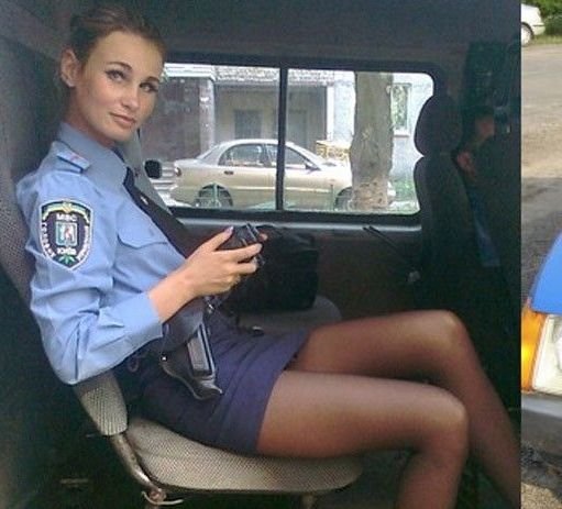 Полицейская телочка позирует в разных нарядах - порно фото