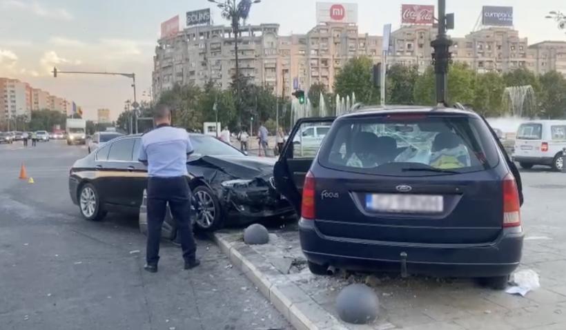 Două mașini au intrat pe trotuar în Piața Unirii din București după