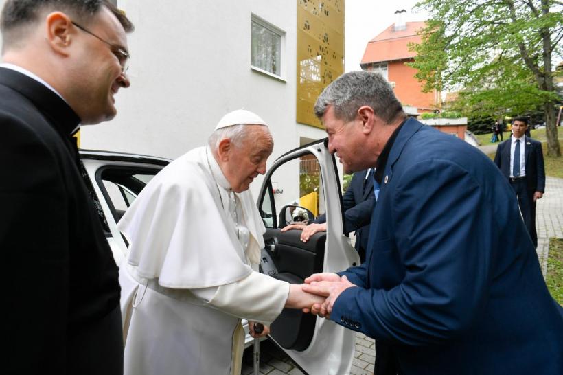 Papa Francisc A Venit N Scaun Cu Rotile La Nt Lnirea Cu Refugia Ii