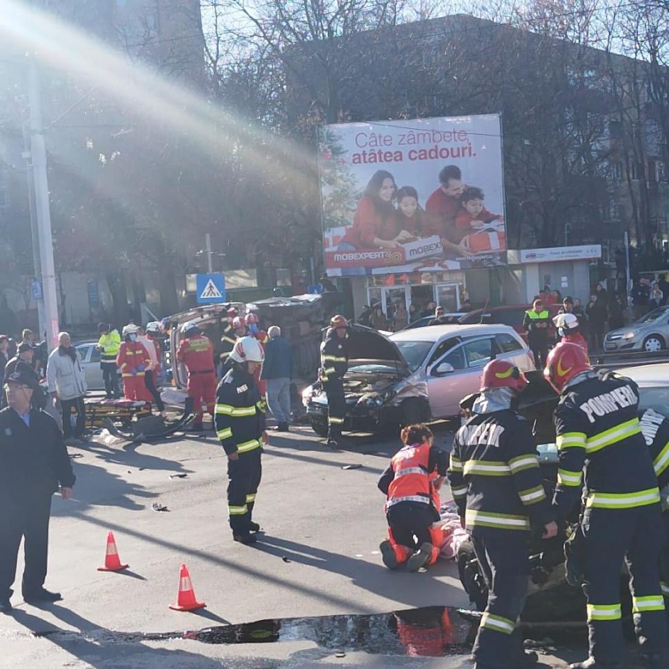 Accident între o ambulanță și două mașini lângă Mall Plazza în