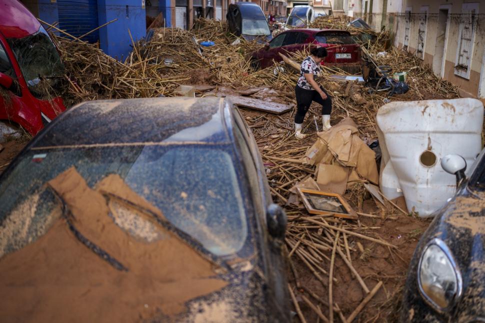 Galerie Foto Un român a stat 4 ore în apă în timp ce un vecin s a