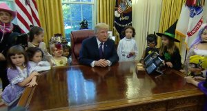 Imagini inedite cu Donald Trump. Președintele Statelor Unite a primit colindători la Casa Albă și a sărbătorit Halloween-ul în avans - VIDEO