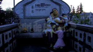 Fenomene ciudate într-un cimitir din Buzău. Ce se aude noaptea lângă statuia mamei care își strânge în brațe copiii