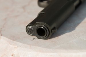 Polițistul împușcat în cap de iubita lui a murit