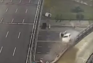 Un tânăr a zburat cu mașina de pe un pasaj, la 170 km/h. Tot momentul a fost surprins de camerele de supraveghre