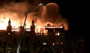 Incendiu devastator în Oradea. Câteva turnuri ale Episcopiei s-au prăbușit