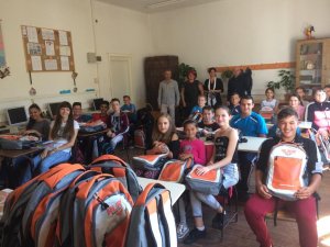2.400 de elevi din 22 de județe din România au început școala cu ghiozdane complet echipate